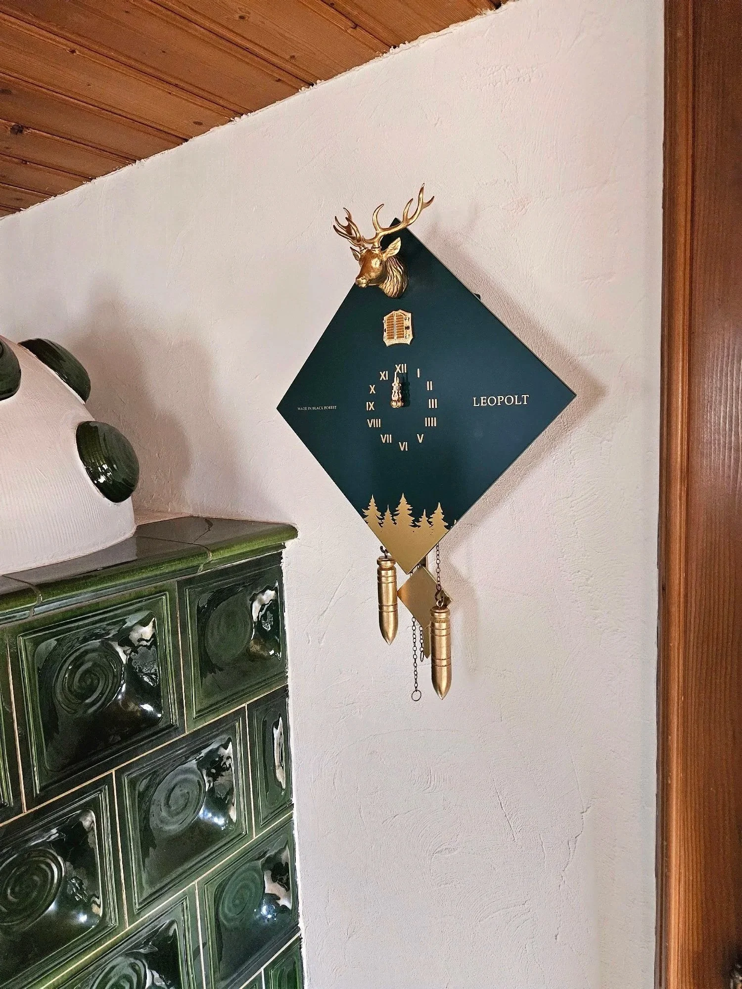 Uhr am Kaminofen