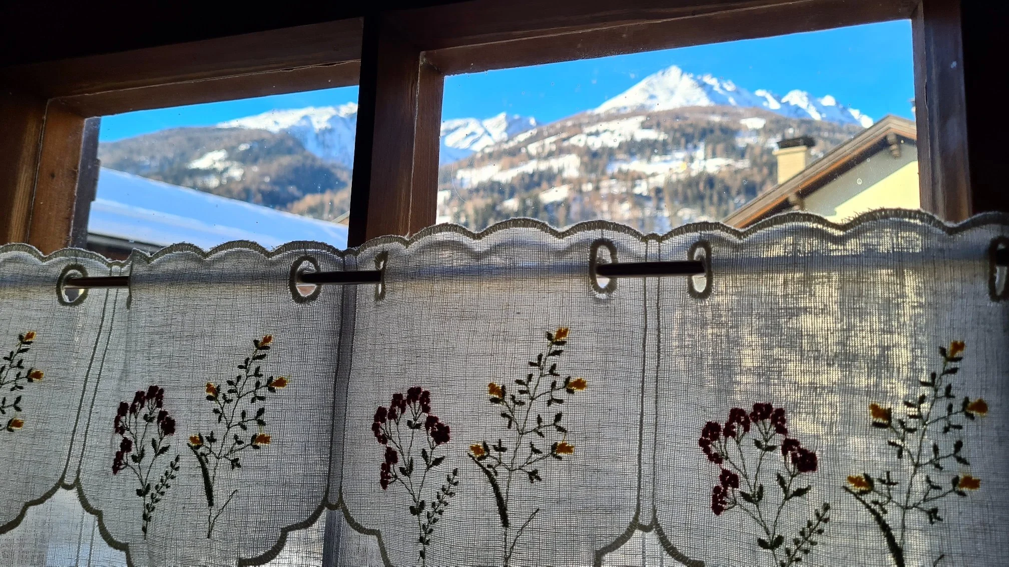 Blick von der Küche in die Berge