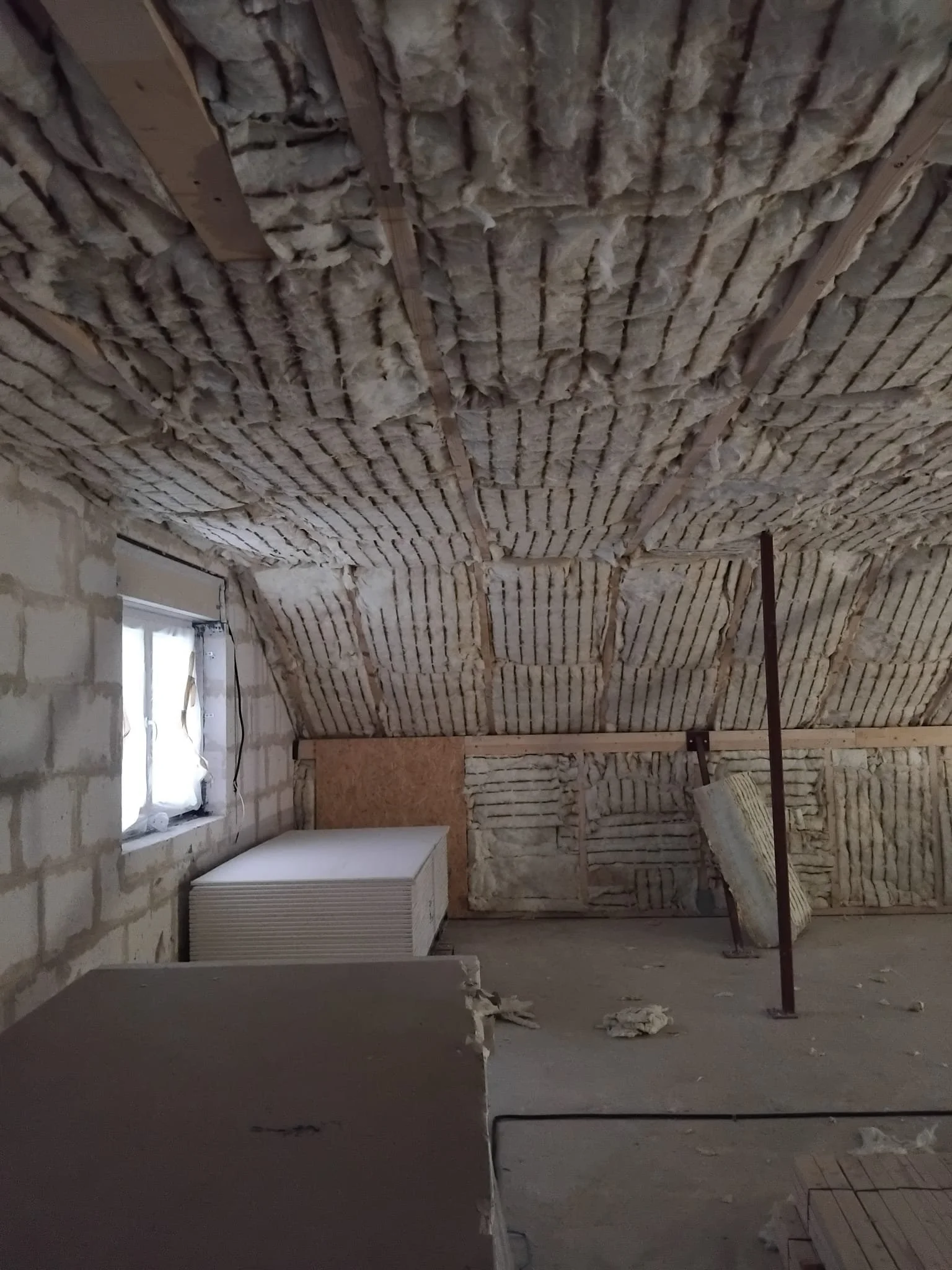 Boden und Decke eines Hauses im Rohbau mit Isolierung und Holzständern