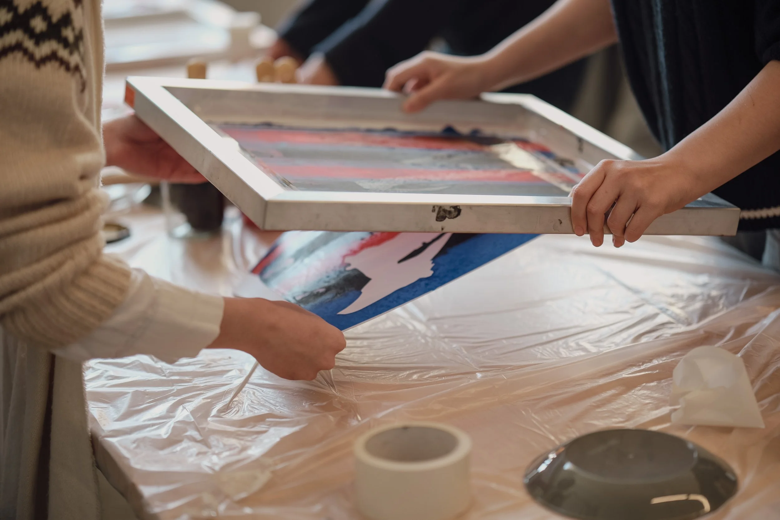 Siebdruck Workshop. Menschen erleben Handwerk gemeinsam.