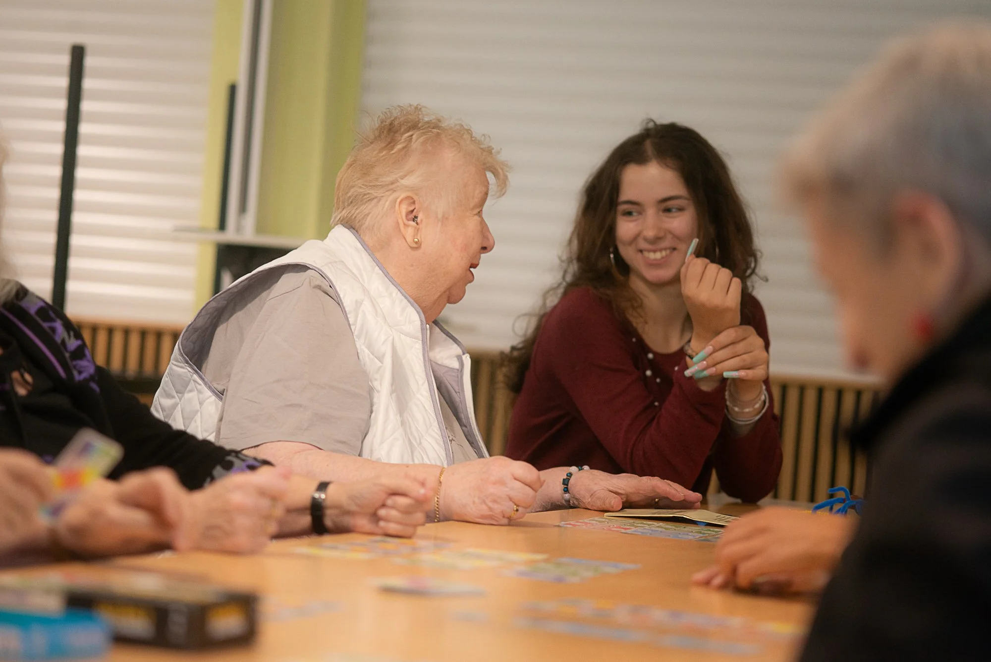 Gemeinsam spielen. Mehrere Personen kommen zusammen.
