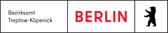 Bildschirm mit Text: Bezirksamt Treptow-Köpenick, großes rotes Wort 'BERLIN' und eine Bärenfigur.