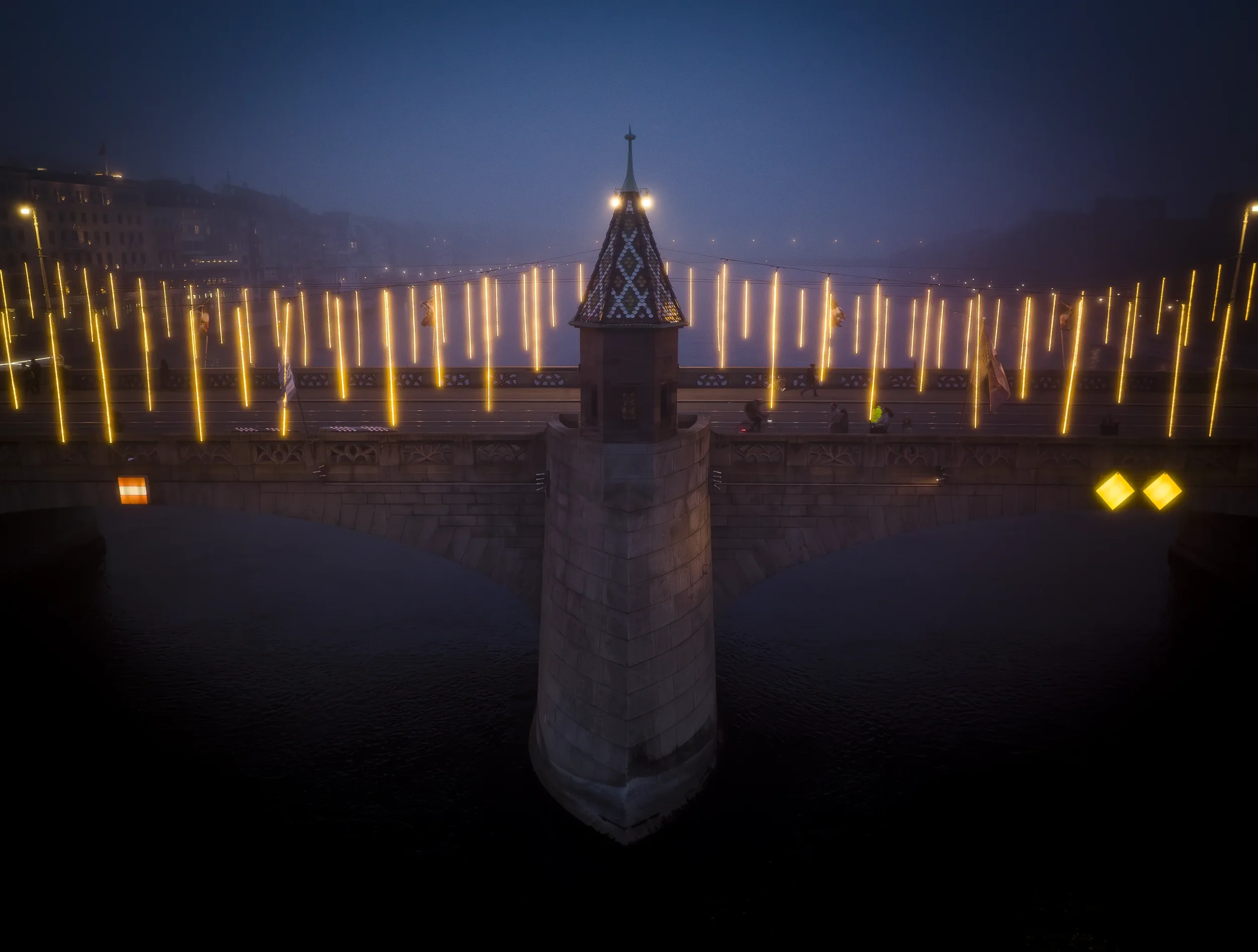 Drohnenfoto, Nachtaufnahme, Sicht auf Basel, Mittlere Rheinbrücke mit Weihnachtsbeleuchtung
