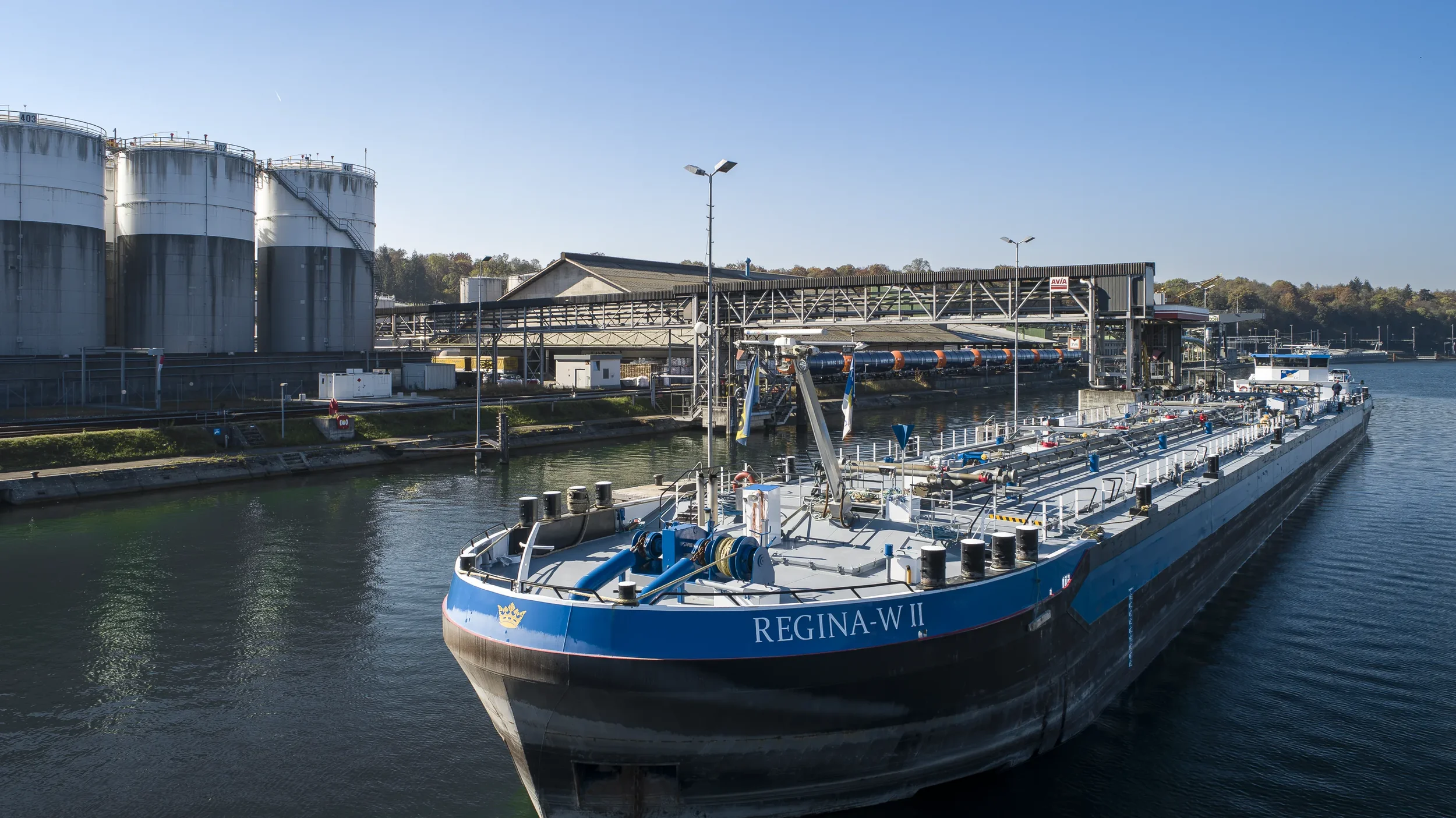 Drohnenfoto, Treibstoffspeicher Auhafen Birsfelden, Tankschiff