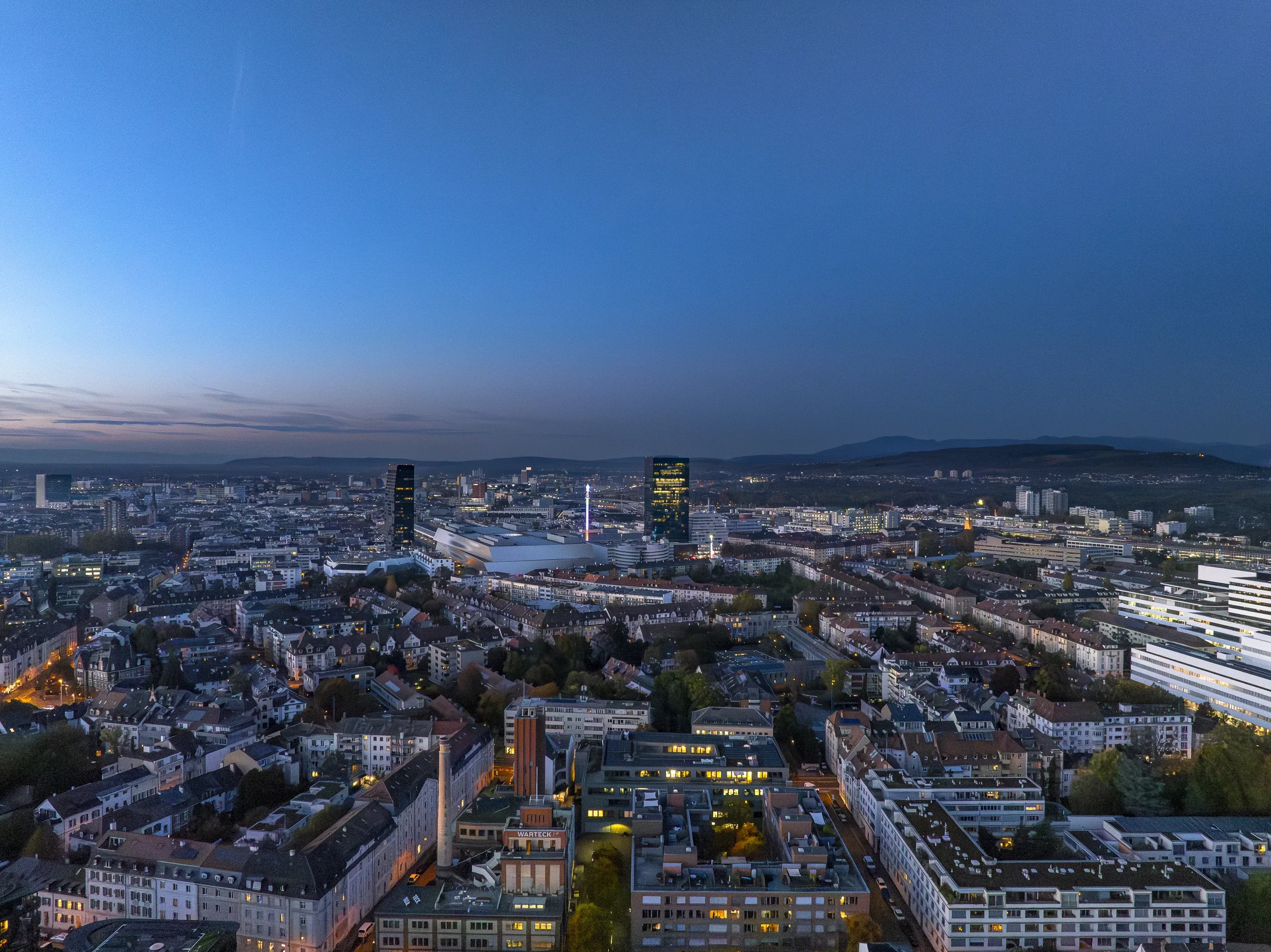 Drohnenfoto, Nachtaufnahme, Sicht auf Basel, Blick in Richtung Kleinbasel