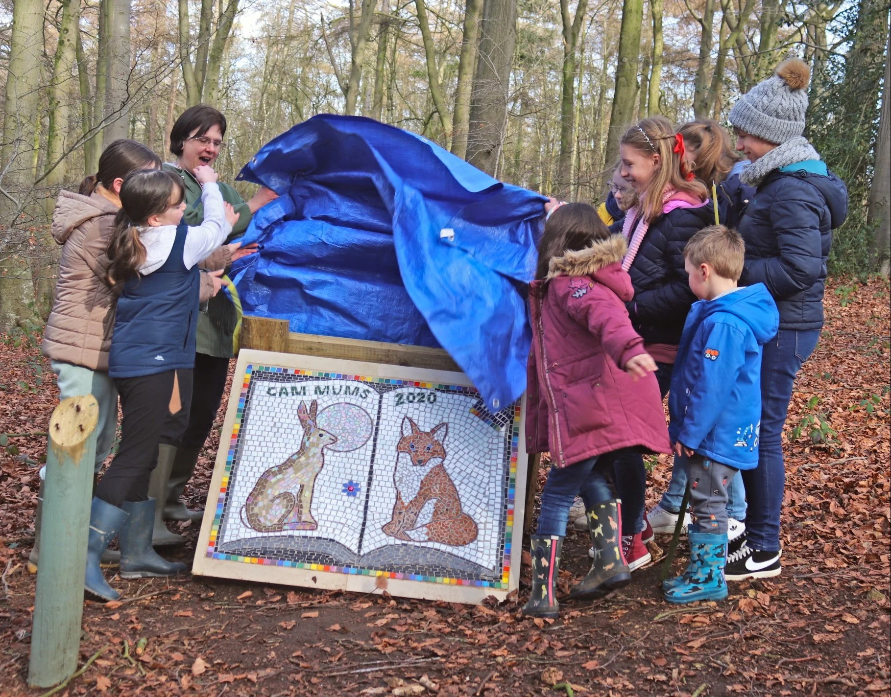 Cam Mums create stunning mosaic for Sculpture Trail!