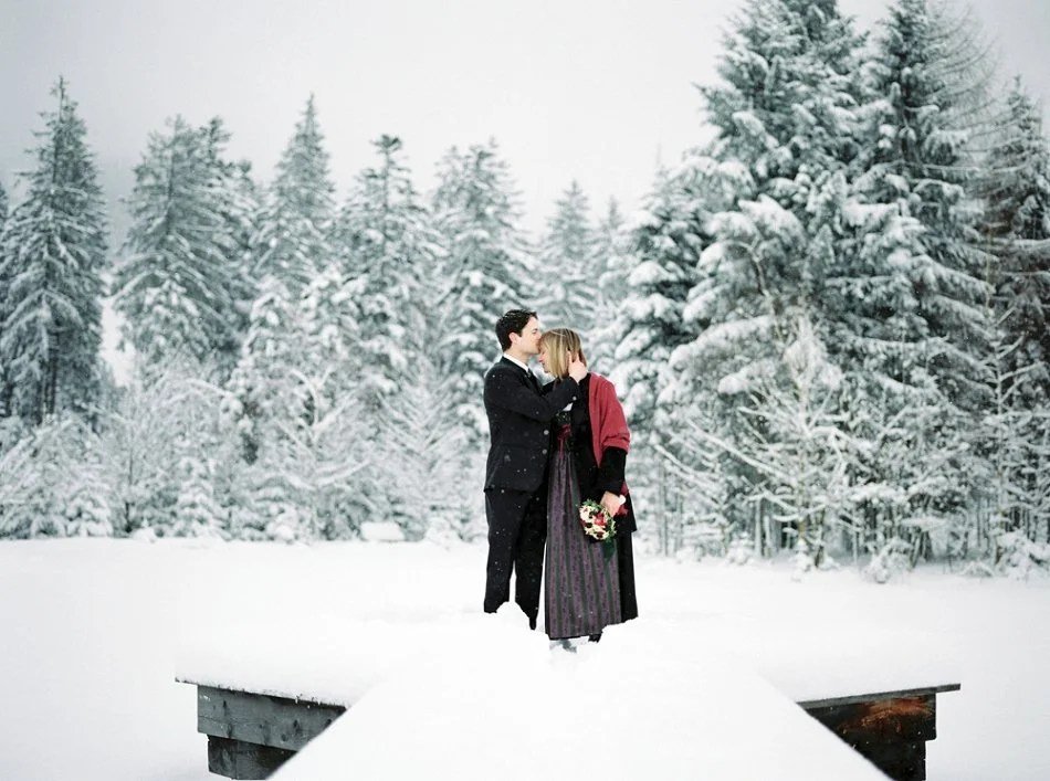 Romantische Winterhochzeit auf dem Winterstellgut