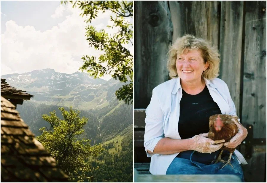 Links: Eine Berglandschaft mit verschneiten Gipfeln, grünen Wäldern und Häusern im Vordergrund. Rechts: Eine Frau mit lockigem Haar, die ein Huhn hält und draußen vor einer Holzwand sitzt, lächelnd.