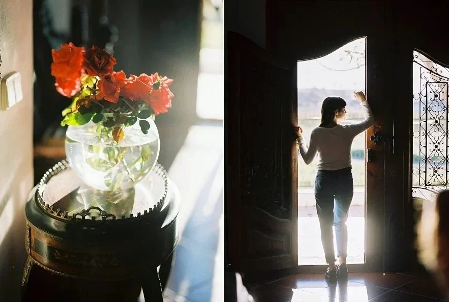 Linkes Bild zeigt eine Vase mit roten und orangefarbenen Blumen auf einem kleinen Tisch, rechts ist eine Frau, die durch eine offene Tür nach draußen schaut, im Hintergrund eine Landschaft.