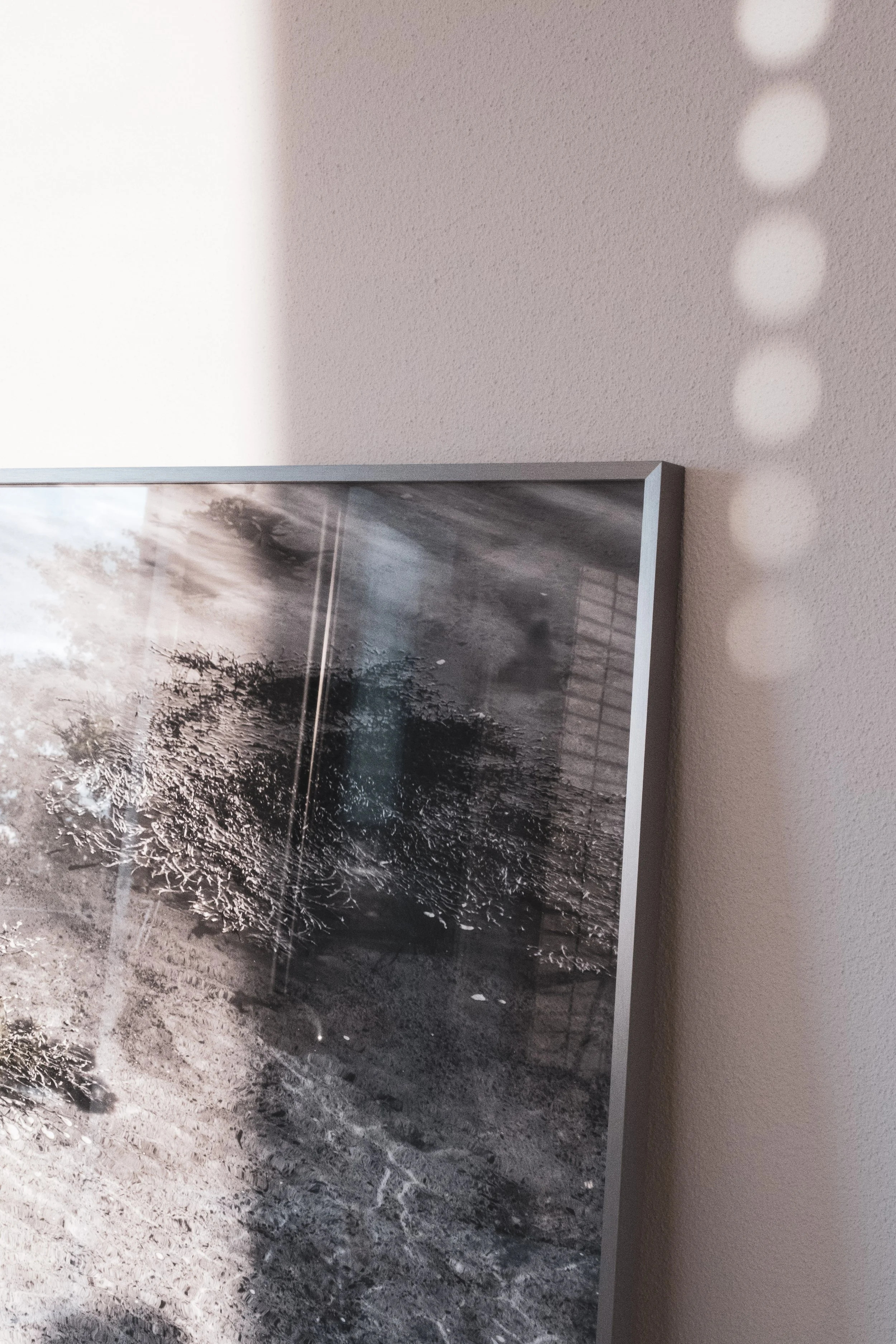 Black and white photograph in minimalistic aluminium frame.