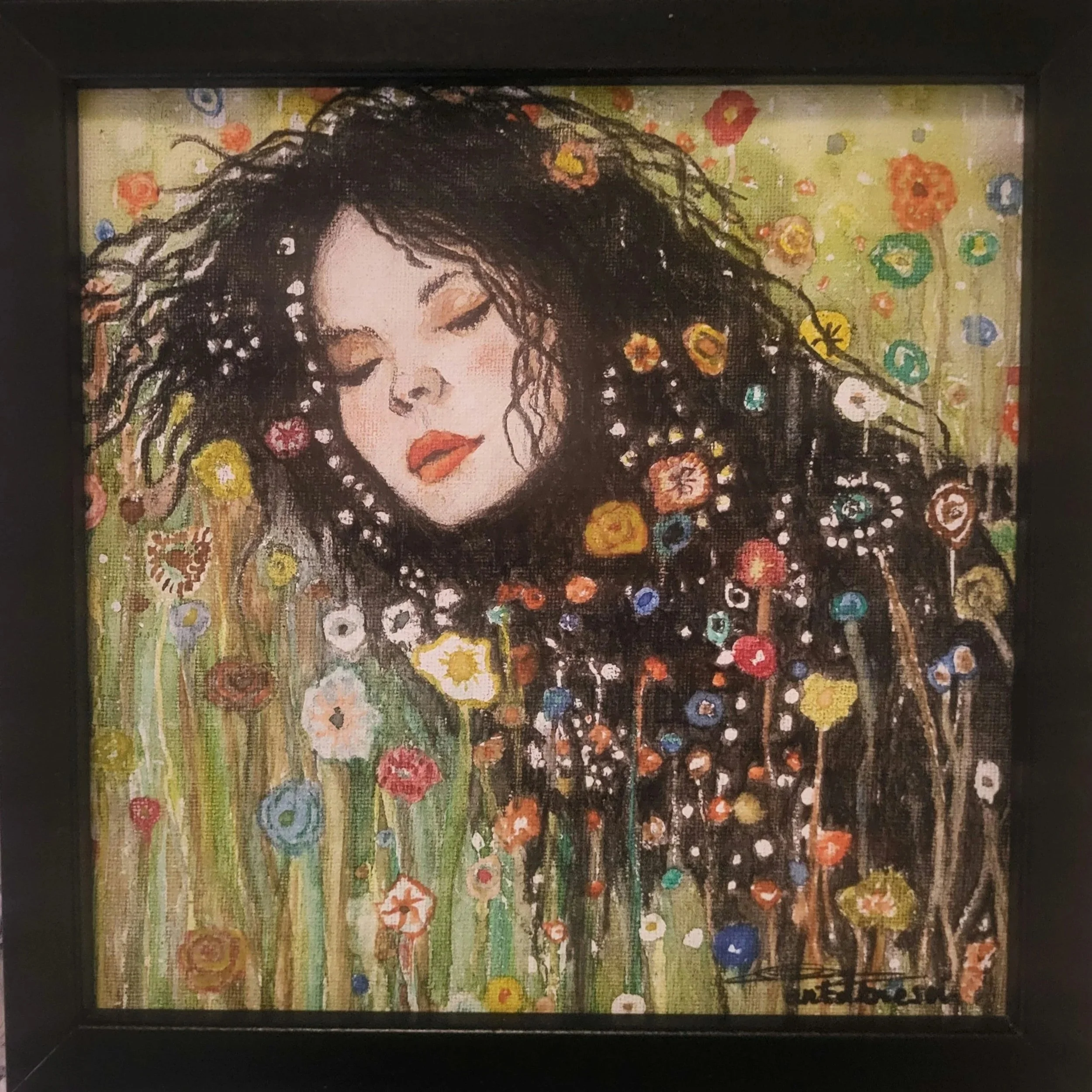 Portrait d'une femme aux cheveux bouclés,  entourée de fleurs colorées et des motifs abstraits. Peinture aquarelle.