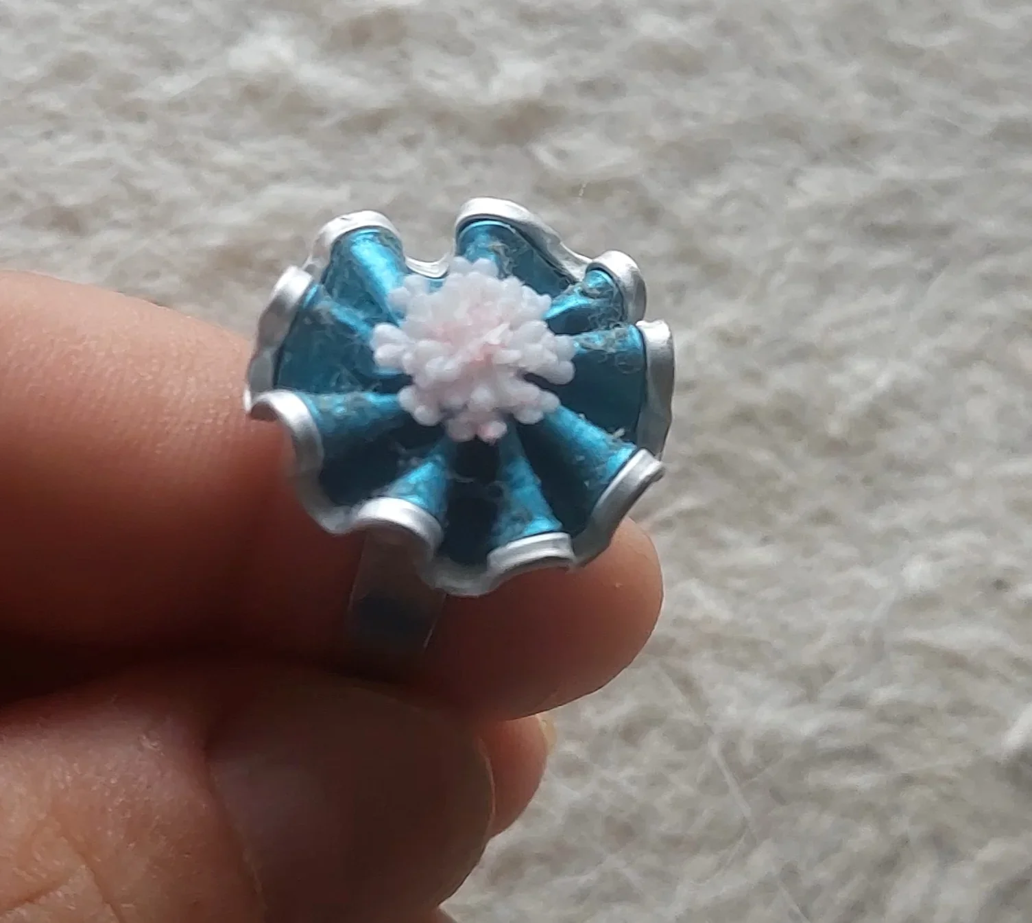 Bague fleur bleue turquoise en capsule de café avec pistil rose en pvc (Taille ajustable)