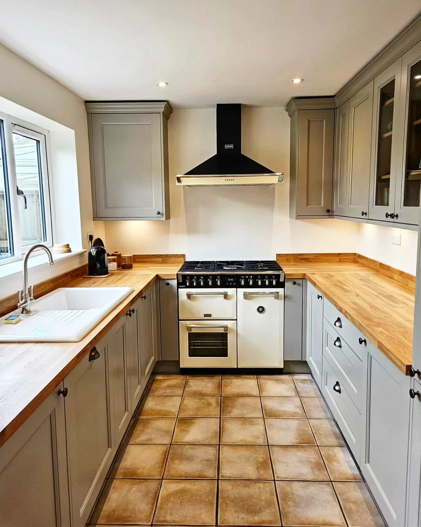 Bespoke Shaker Kitchen Fit, Solid Timber Worktops & Tiling