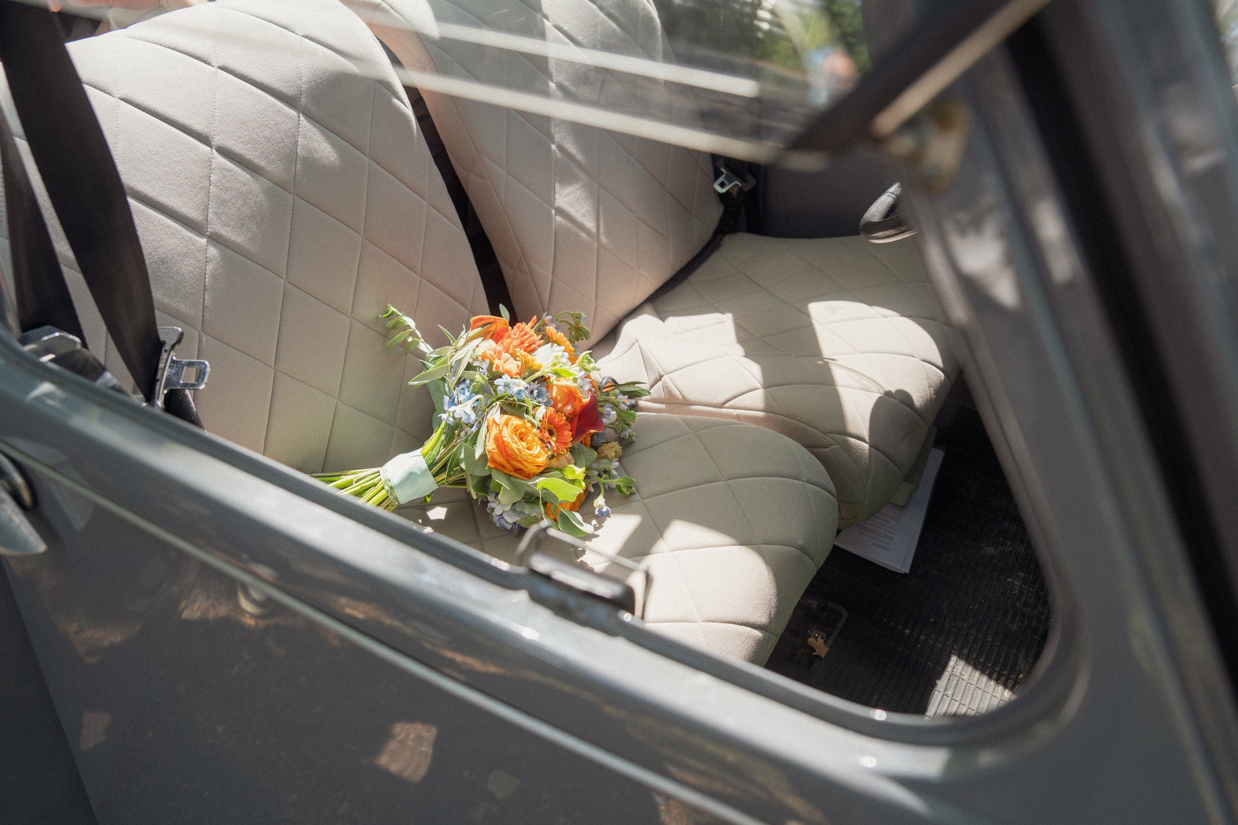 Ein Hochzeitsauto mit Brautstrauß