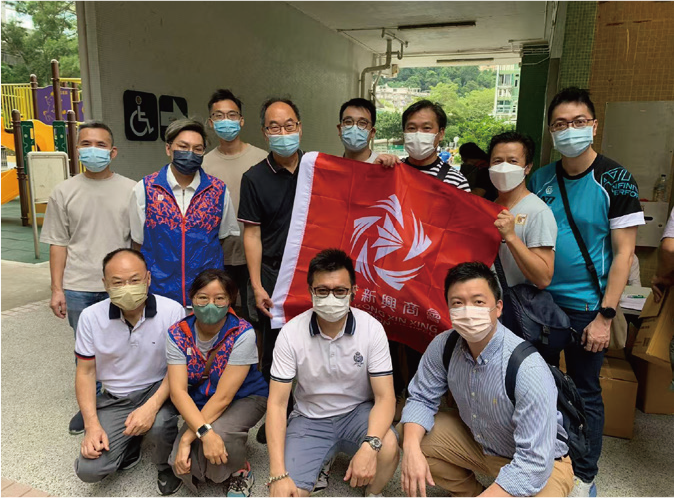 新冠疫情期間，本會⼀眾義⼯在沙⽥區協助派發防疫物資