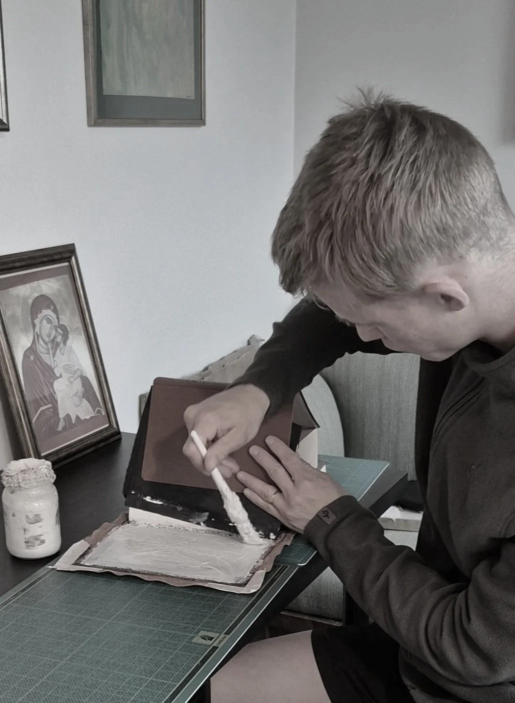 Man som arbetar med att renovera en trasig Bibel.