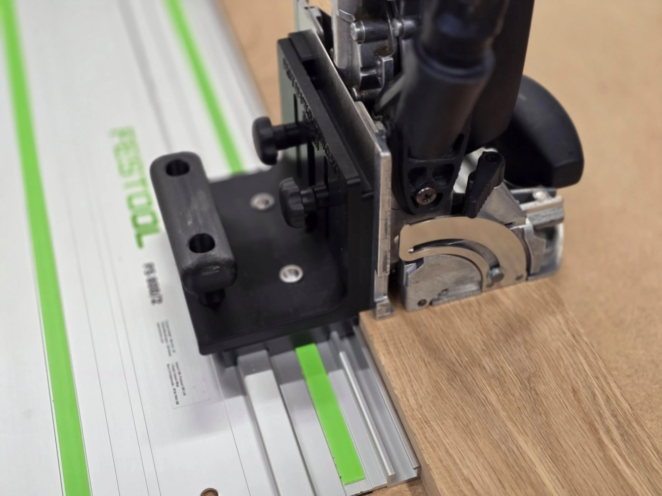 Alternate angle of the DF500 fence and handle assembly fitted to a Festool guide rail