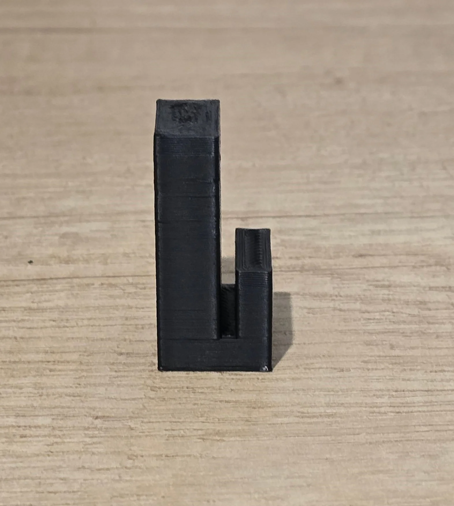 Side profile of a single unmounted wall mount bracket