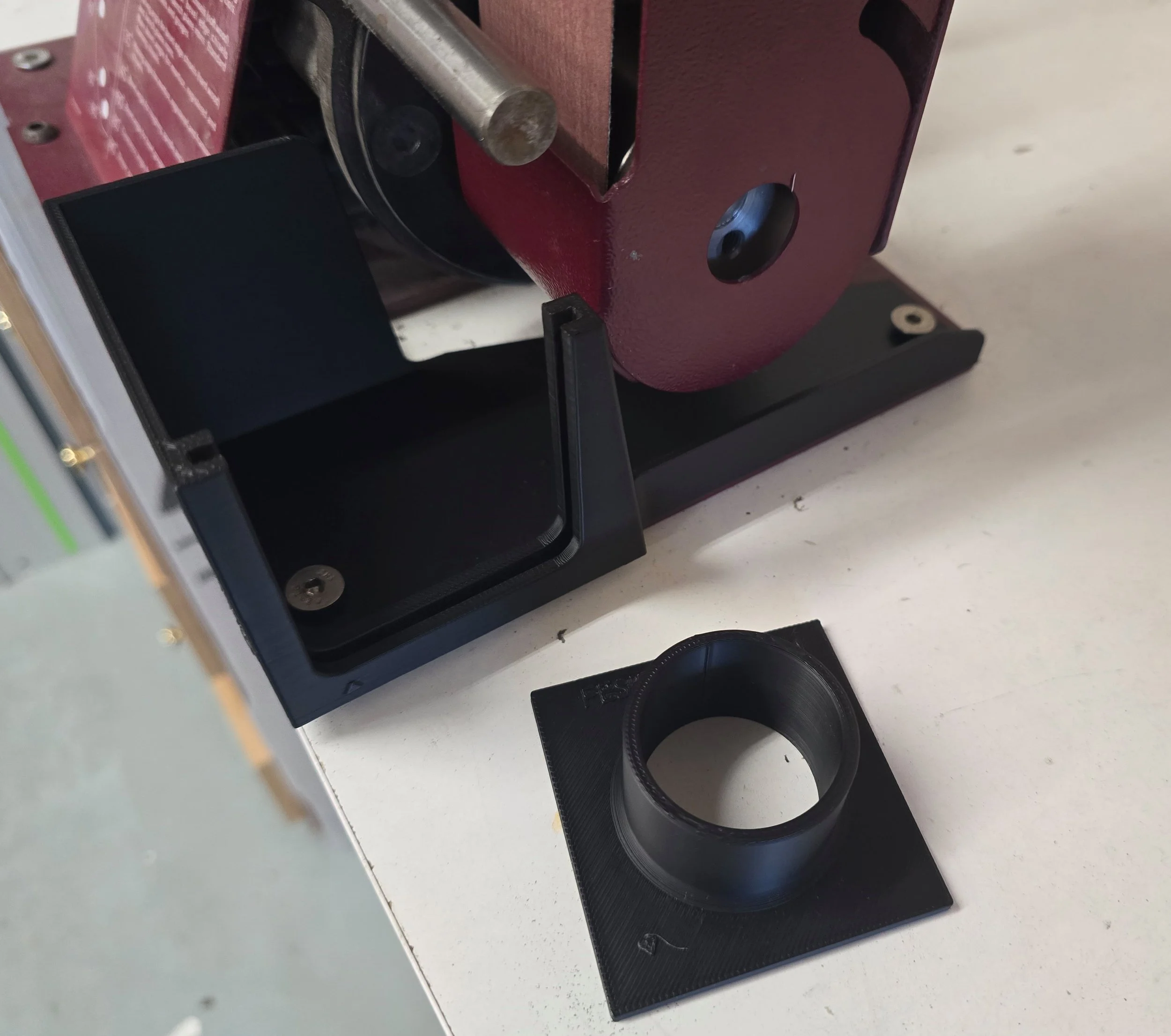 Motam woodworks dust extraction adaptor for the Robert Sorby ProEdge sharpening machine, with a removable vacuum hose adaptor