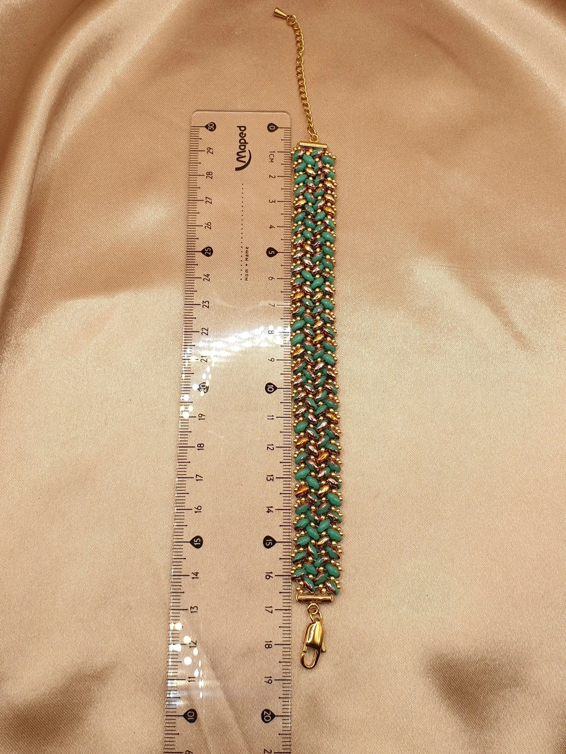Bracelet Oasis d’Or posé à plat à côté d’une règle graduée pour montrer sa longueur