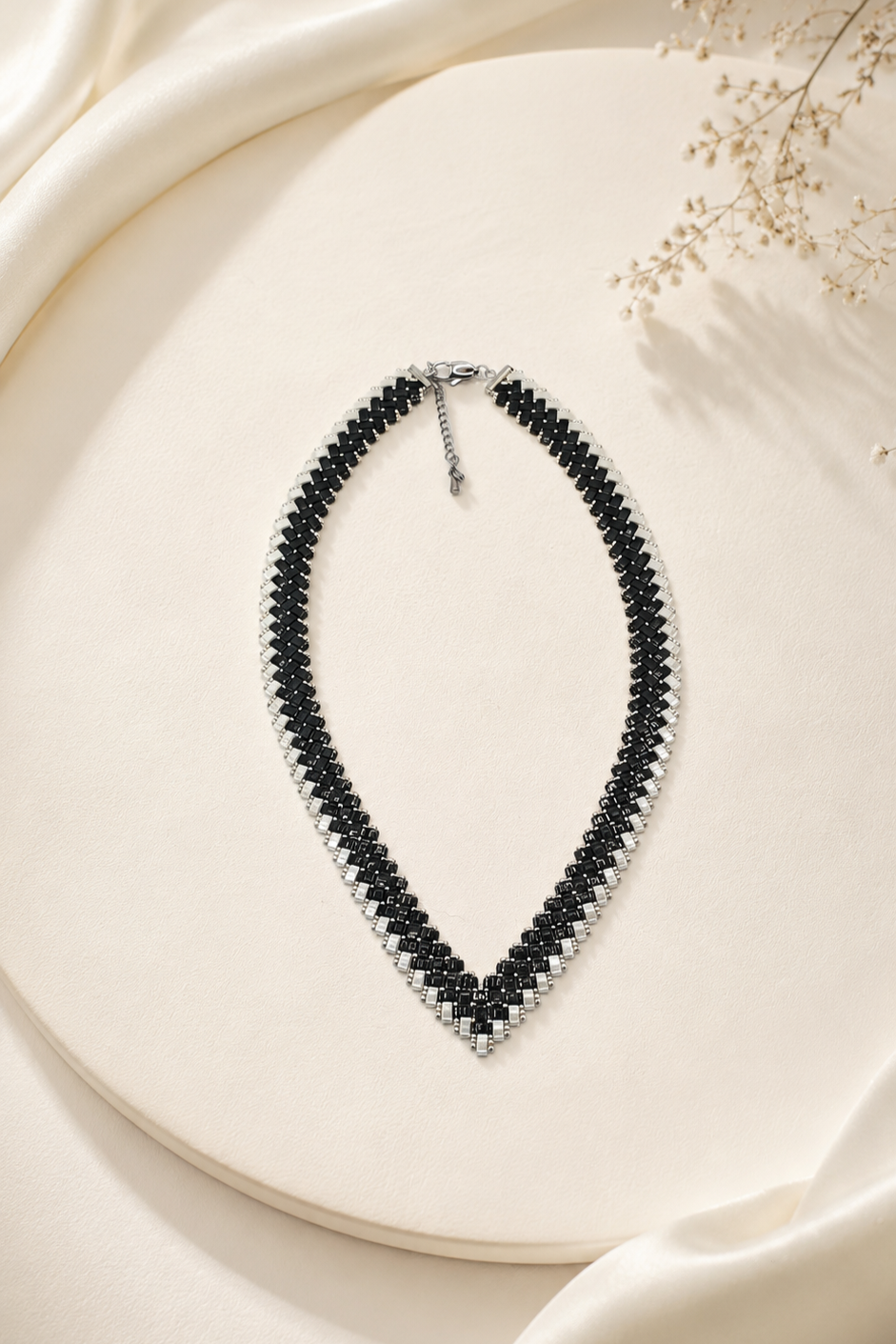 Collier Black and White