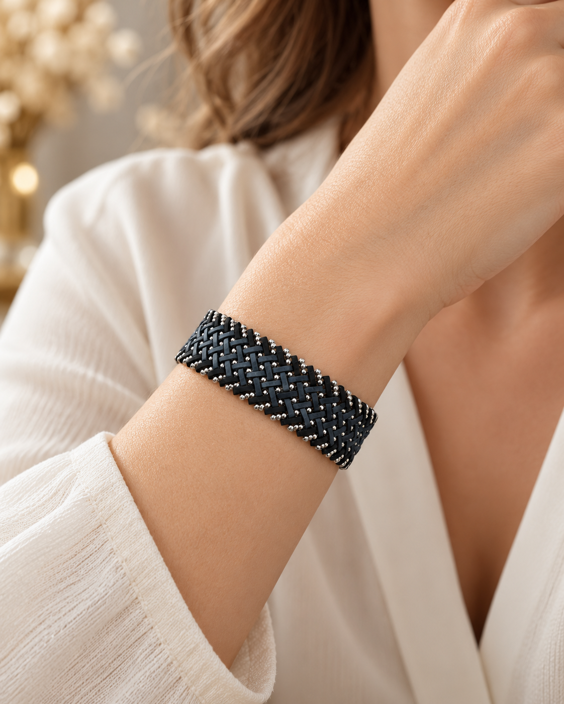 Bracelet tissé élégant sur poignet féminin.png