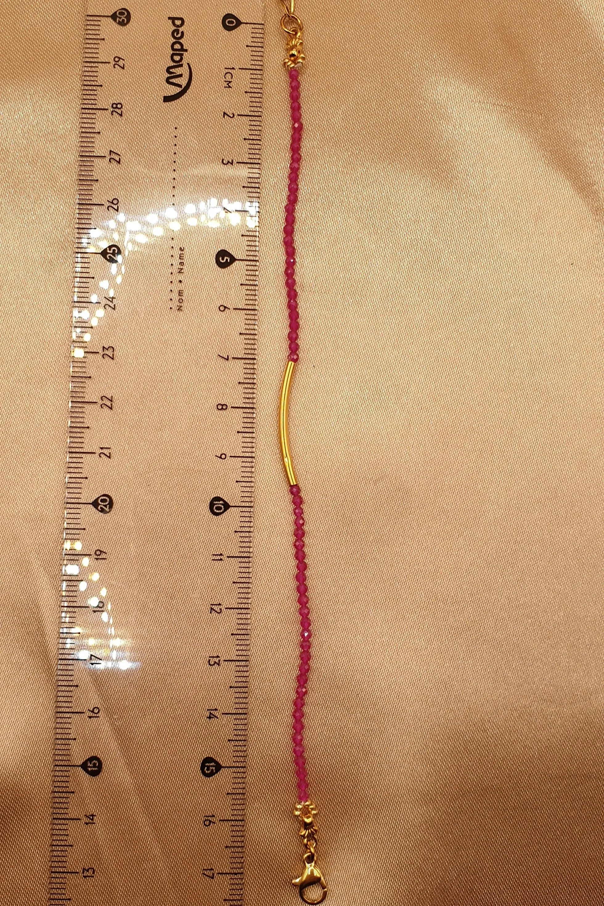 Bracelet Fil de Rubis posé le long d’une règle graduée pour montrer sa longueur
