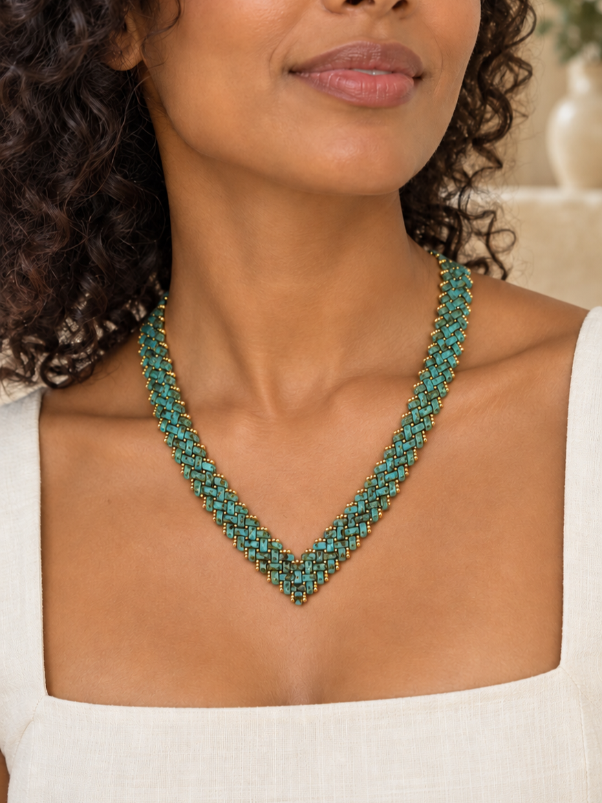 Femme+au+collier+turquoise+d%C3%A9licat.png