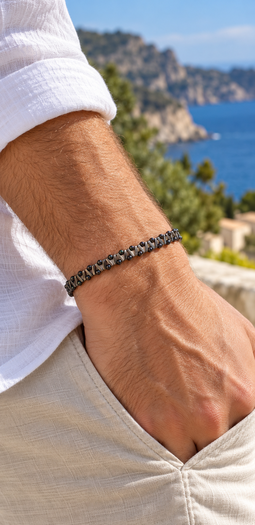 Bracelet tressé sur poignet masculin.png