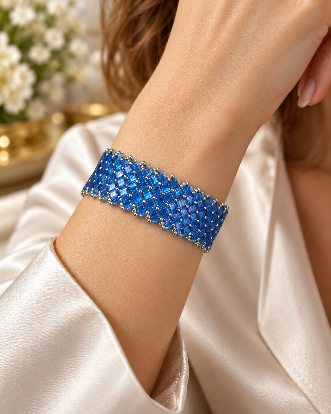 Bracelet bleu irisé sur satin champagné.png