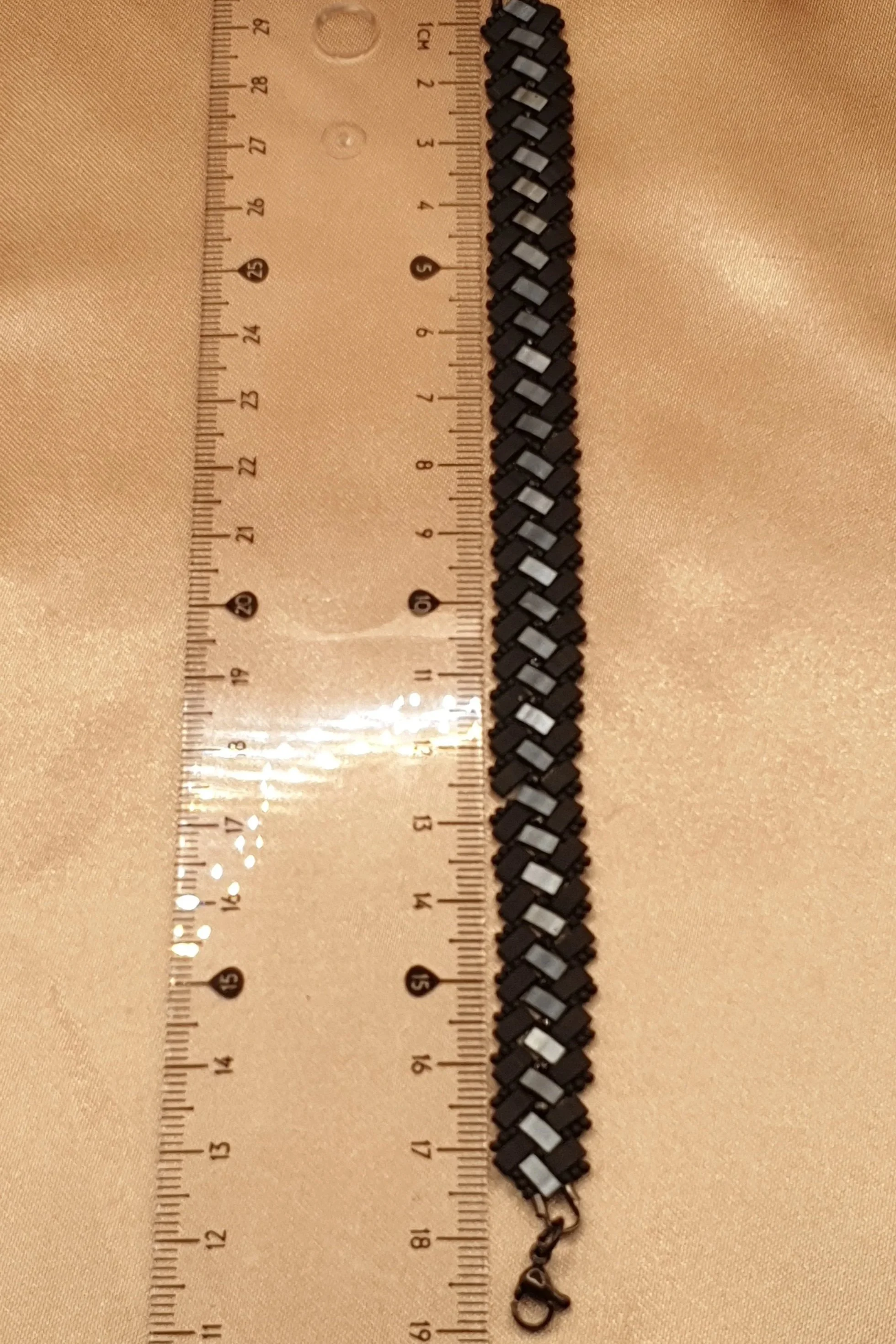 Bracelet Éclipse d’Onyx posé près d’une règle graduée pour montrer sa longueur