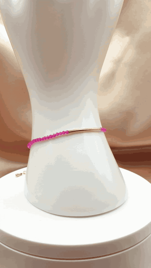Bracelet Fil de Rubis autour d’un présentoir blanc, vue de profil avec chaînette d’extension