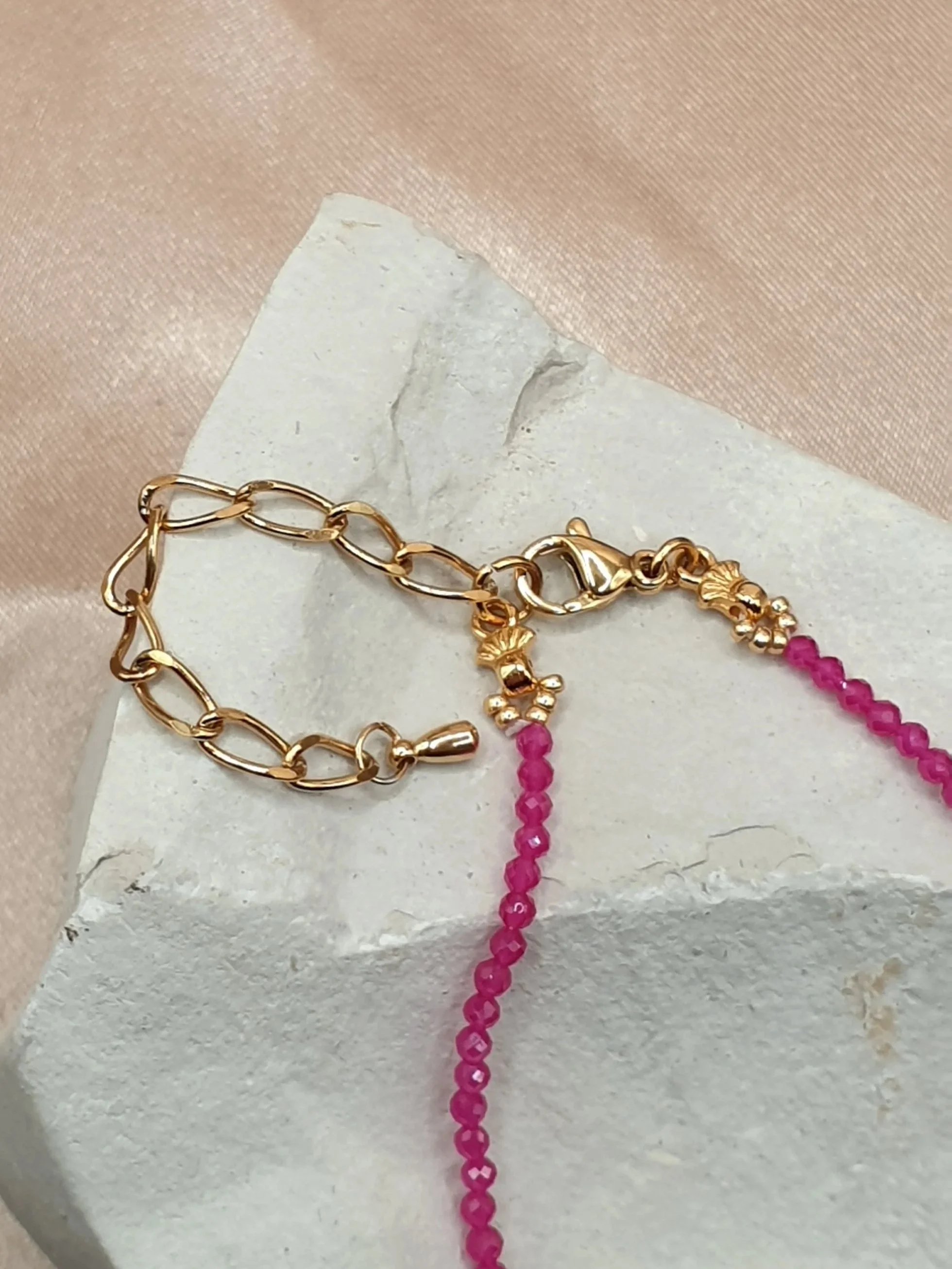 Détail du fermoir et de la chaînette d’extension dorés du bracelet Fil de Rubis