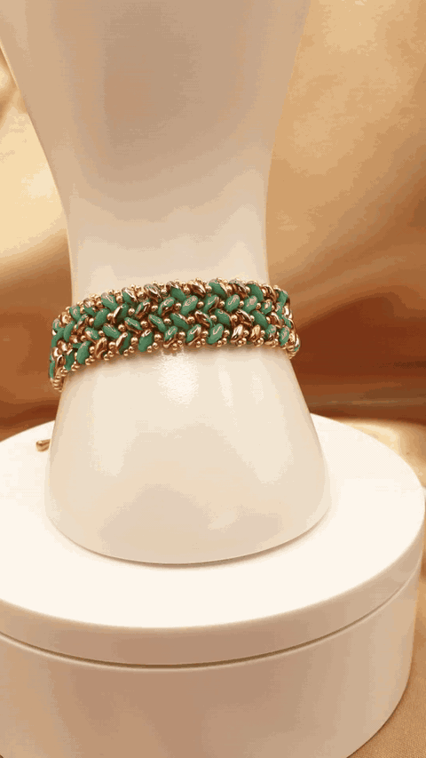 Bracelet Oasis d’Or présenté sur un support blanc, avec sa chaînette d’extension dorée