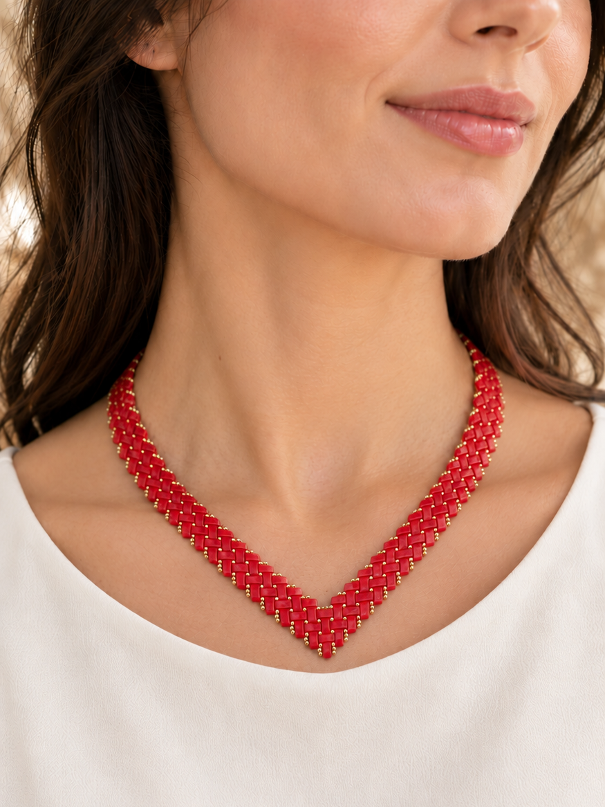 Collier+rouge+tiss%C3%A9+sur+blouse+ivoire.png