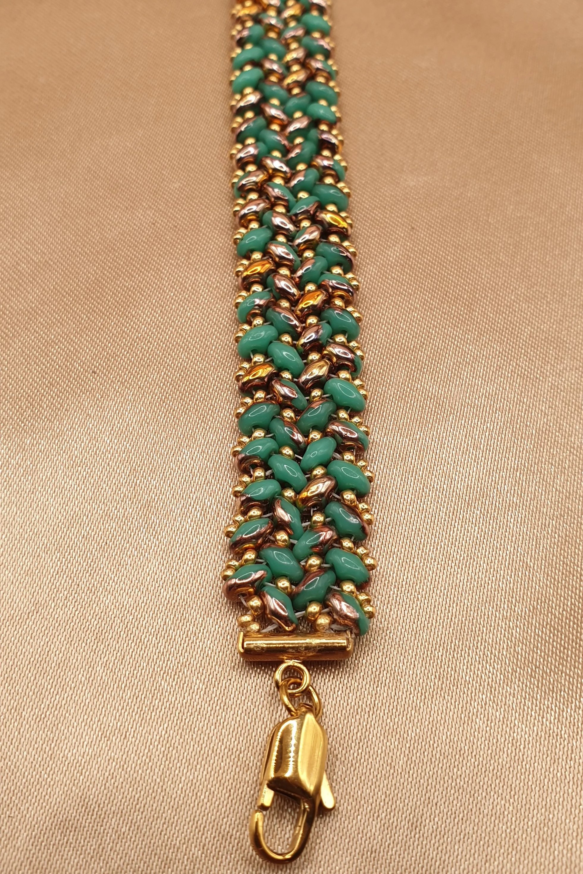 Détail du tissage du bracelet Oasis d’Or, perles vert turquoise aux reflets cuivrés et dorés