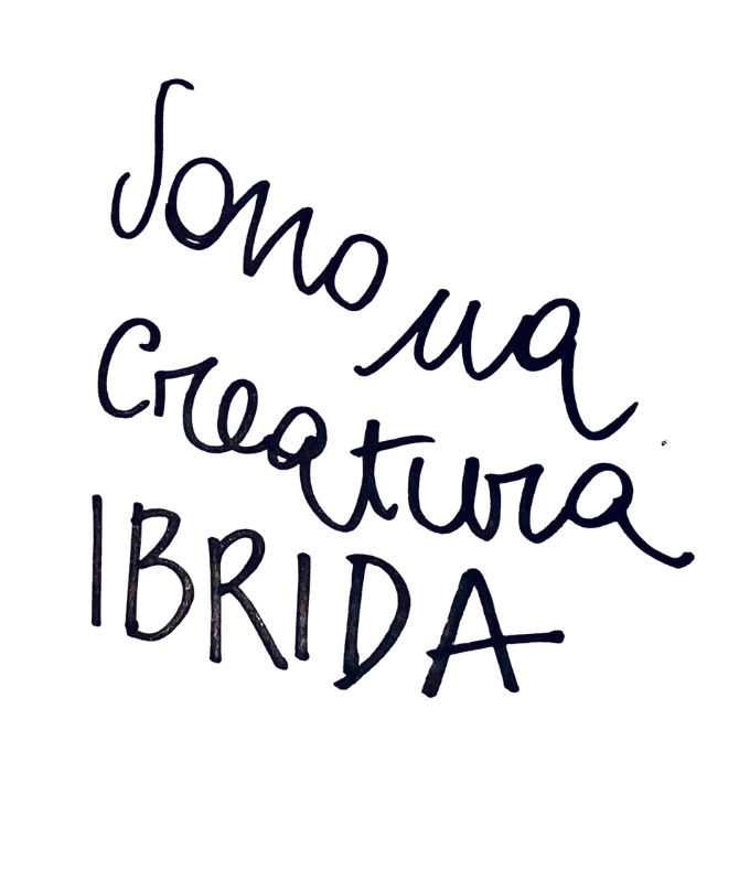 Handwritten black line text on white background says "sono una creativa ibrida".