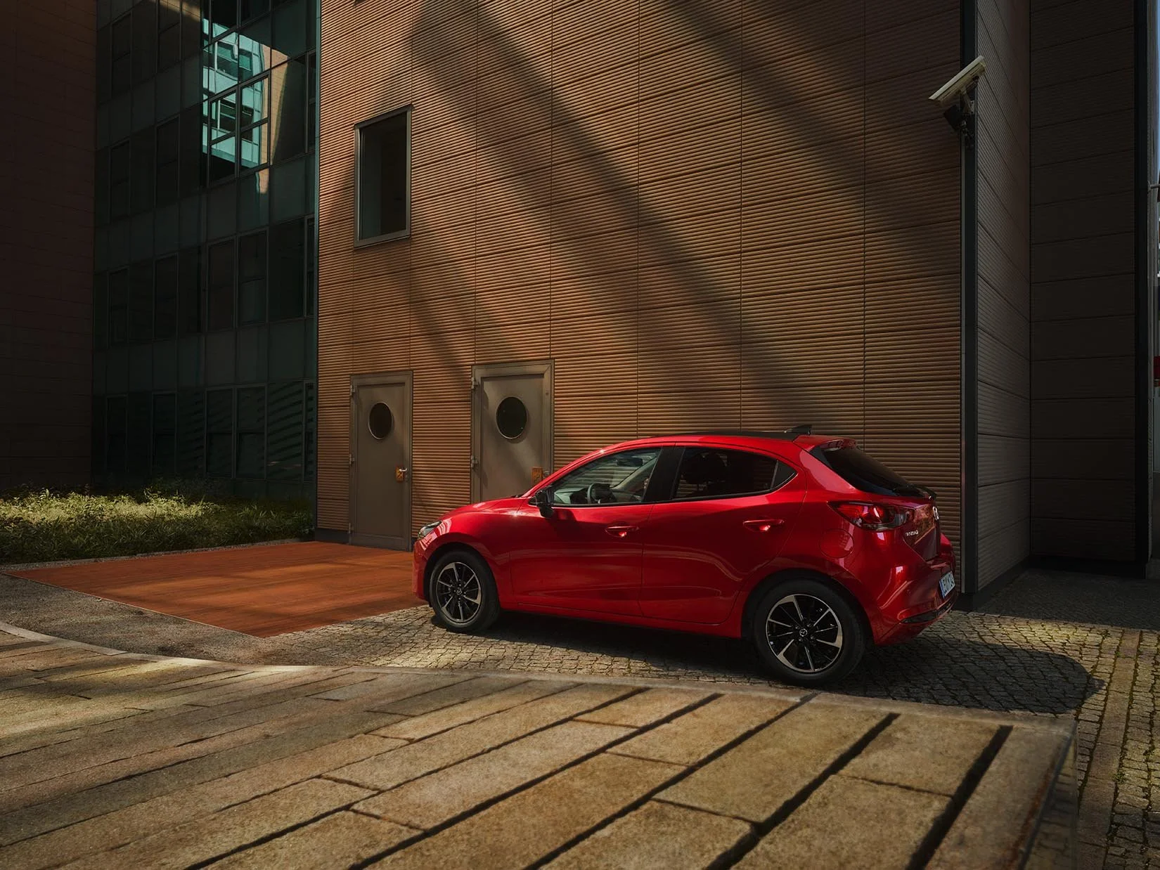 MAZDA2_m06_sideshots_34rear_backpark_Portfolio_v03a_mc Kopie.jpg