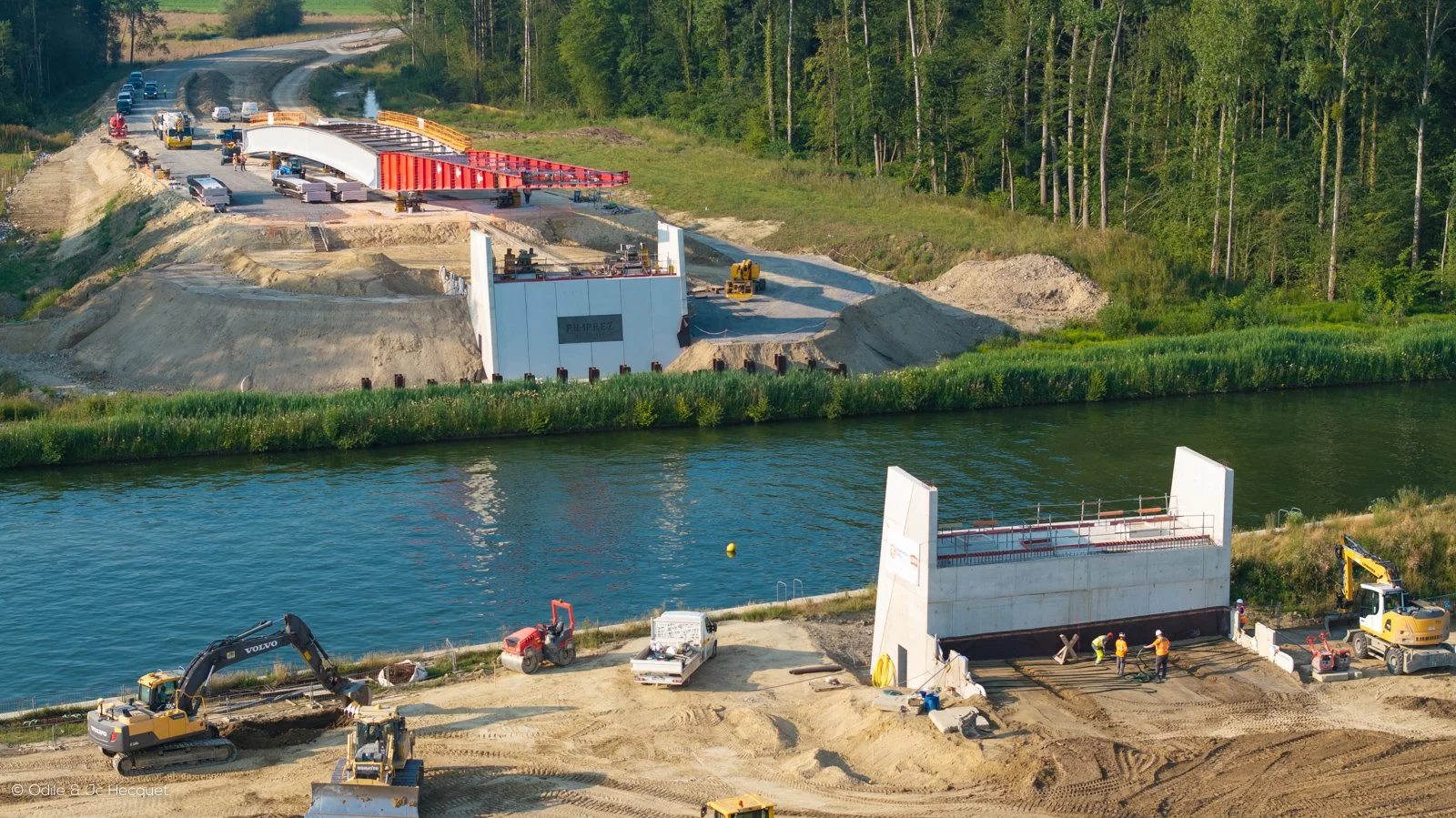 Construction of the RD40bis bridge at Pimprez along the Seine-Nord Europe Canal route.