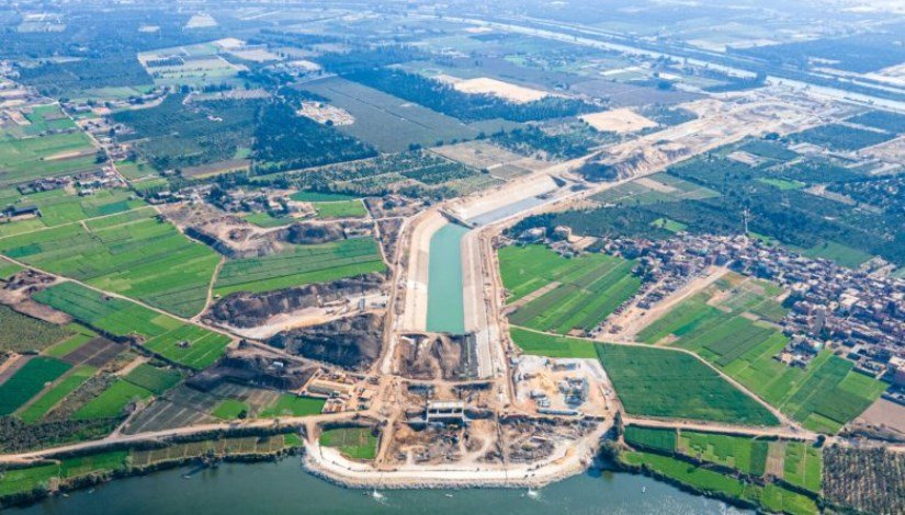 Aerial view of a major artificial water canal under construction in Egypt as part of infrastructure supporting the New Delta agricultural project.