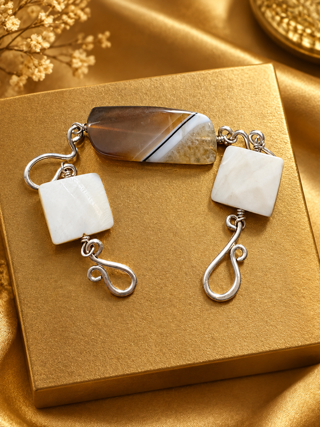 Luxe Agate Bracelet on Gold Display.png