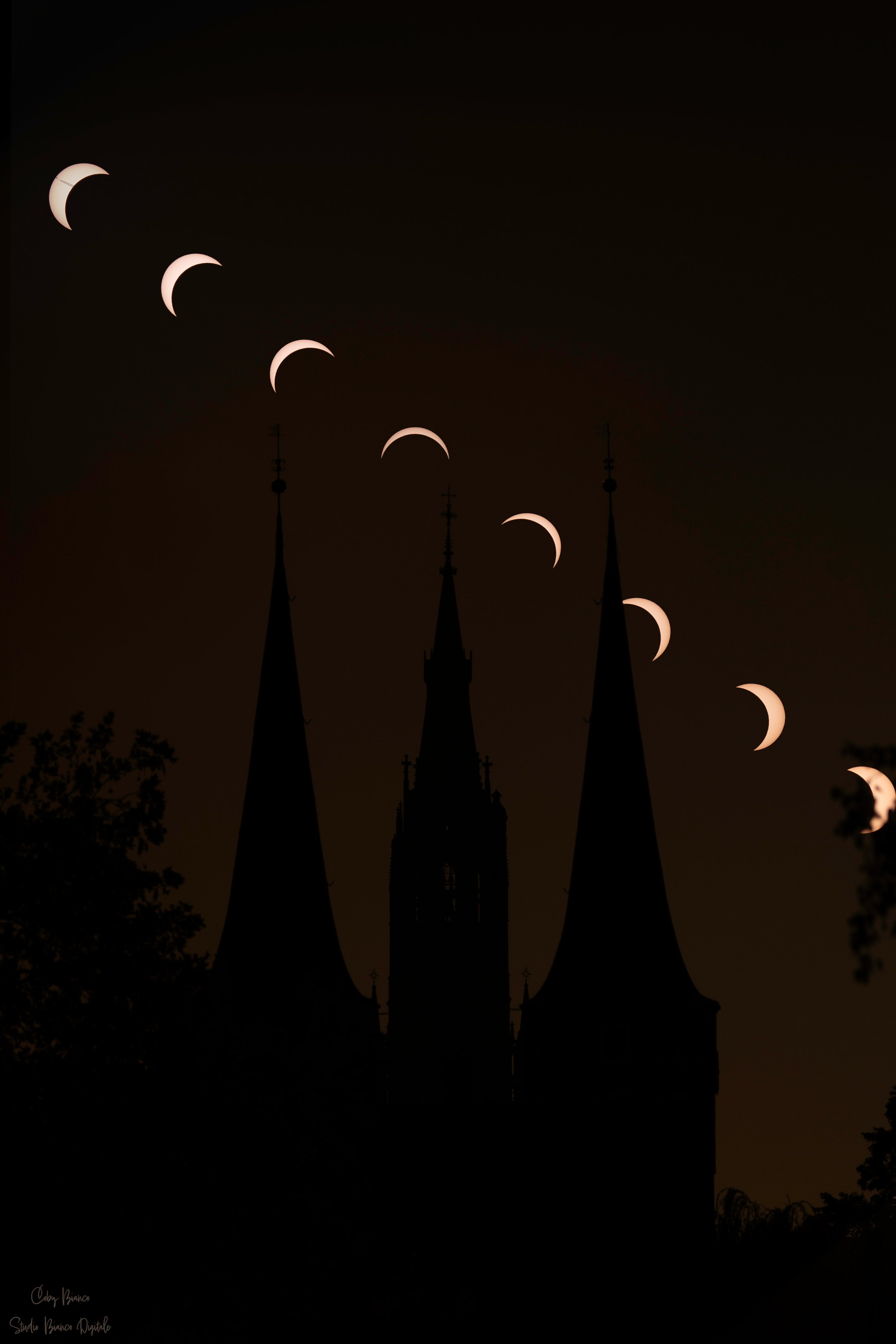Solar Eclipse in Delft with a solar filter. Between 19:57 and 20:28 August 12 2026.  750 meters away from De Nieuwe Kerk in Delft and 155 meters away from De Oostpoort 
117mm, F/4.