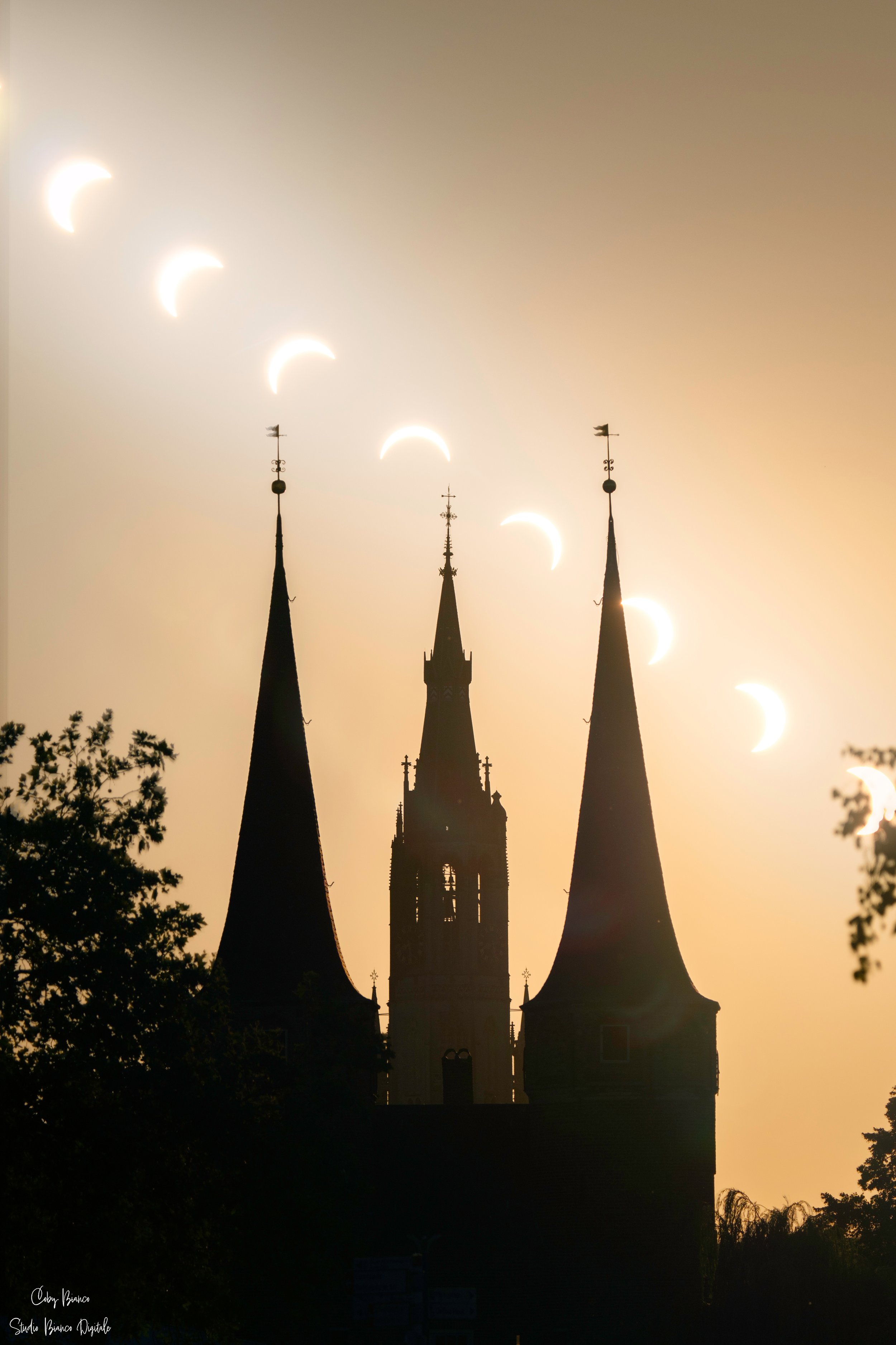 Solar Eclipse in Delft. Between 19:57 and 20:28 August 12 2026.  750 meters away from De Nieuwe Kerk in Delft and 155 meters away from De Oostpoort 
117mm, F/4.