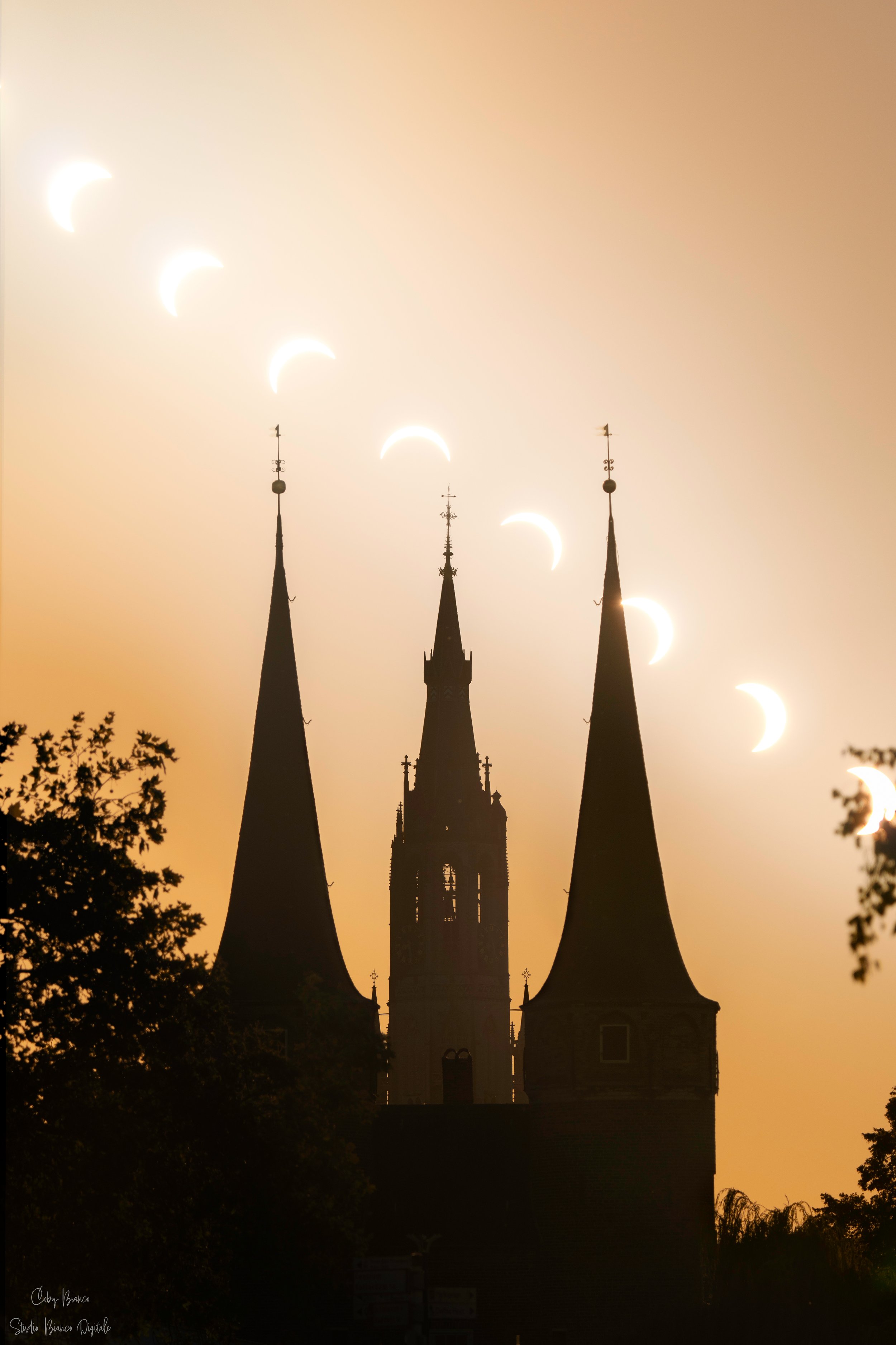 Solar Eclipse in Delft. Between 19:57 and 20:28 August 12 2026.  750 meters away from De Nieuwe Kerk in Delft and 155 meters away from De Oostpoort 
117mm, F/4.