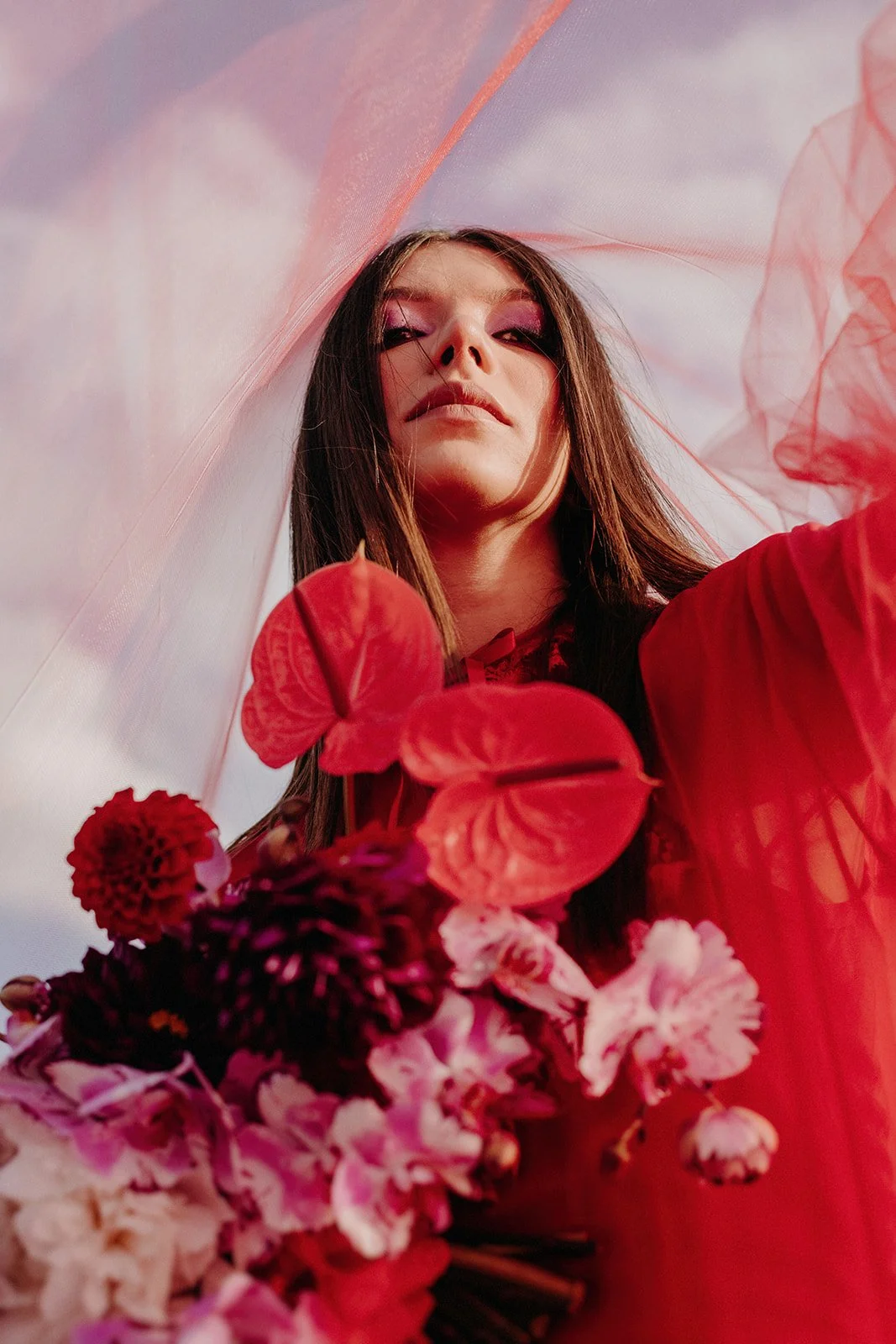 Avant-garde bridal inspiration featuring an editorial wedding bouquet with red anthuriums, dahlias, and orchids by Flor Sin Raíz, destination wedding florist in Mexico.