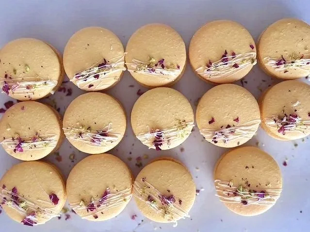 Pedha Macron (Cardamon-Saffron Macaron)