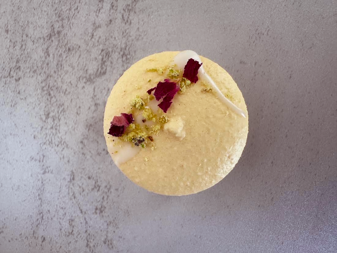 Pedha Macron (Cardamon-Saffron Macaron)