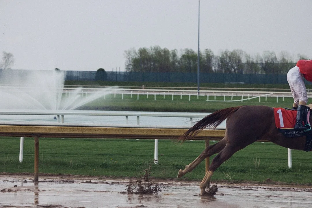 Horse and jockey Breaking away pas the infield fountain at Horseshoe Indianapolis 