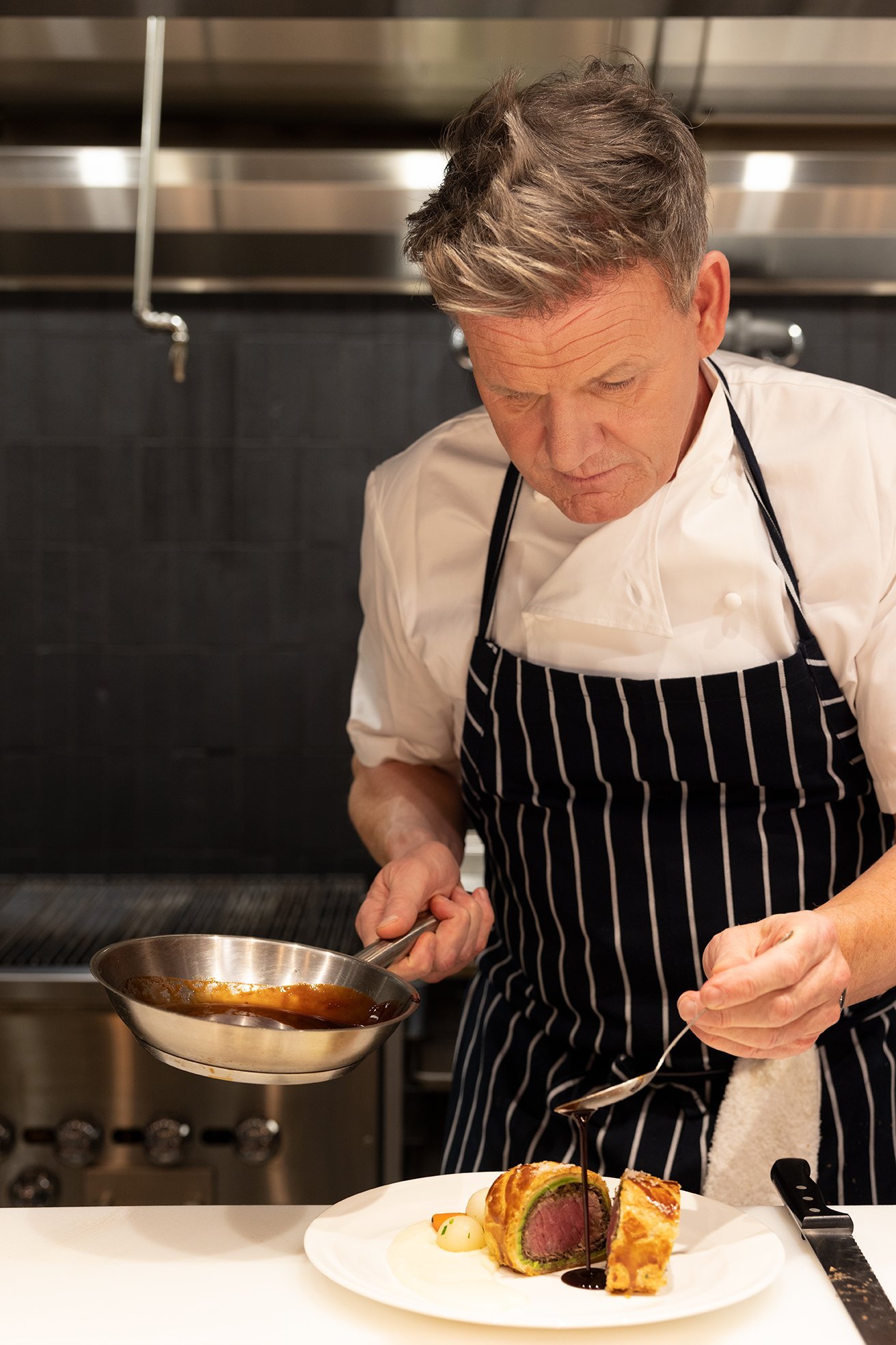 Gordon-Ramsay-plating-Michael-Rudin.jpg