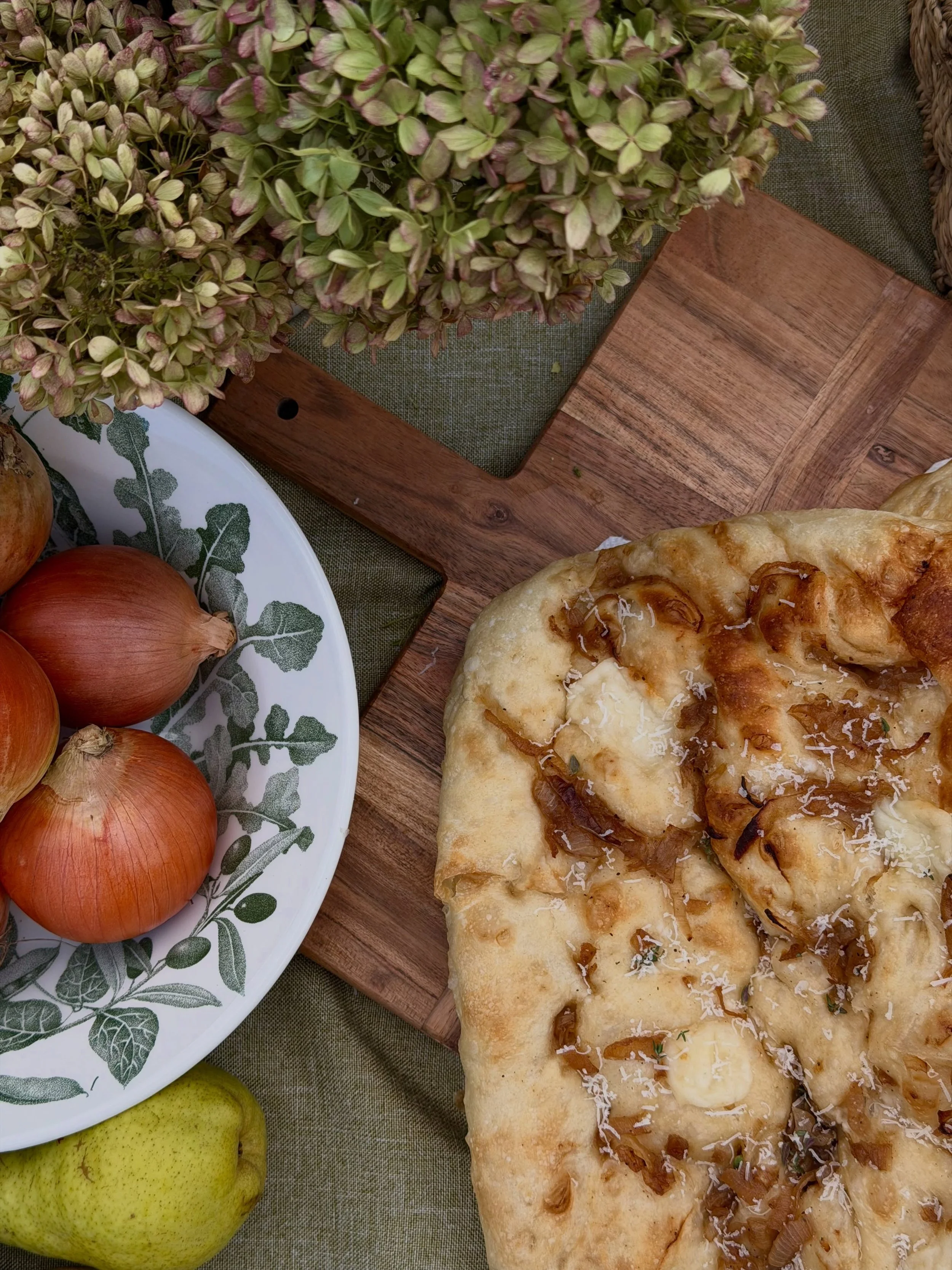 For the season at Rocaccia. 
2 specialty loaves available until the end of November!
For the savoury lover.. French Onion 🧅🤤

Stuffed with caramelized onion &amp; gruy&egrave;re, then topped with even more. 🫕

For those who wish for a sweet treat.